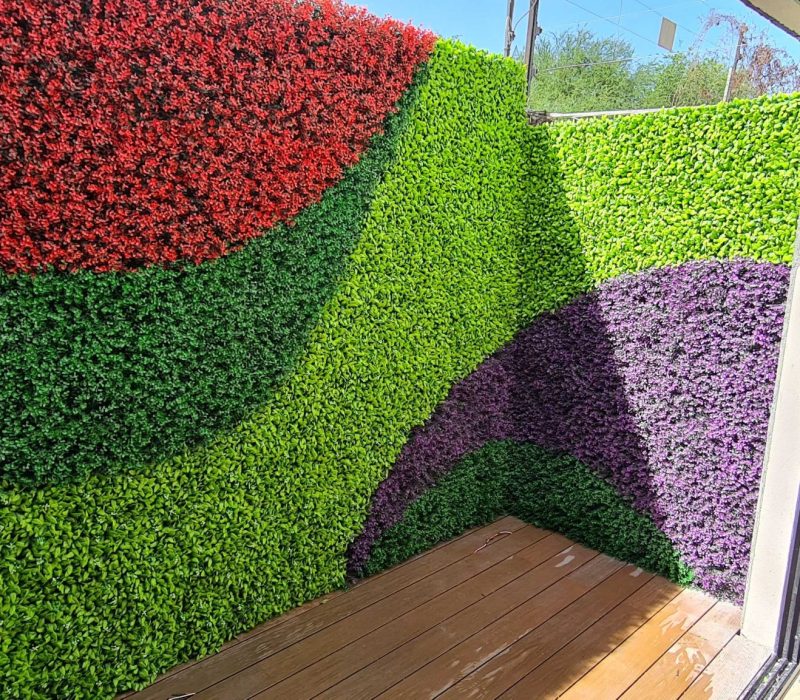 Muro de follaje sintético decorando lobby empresarial Muro de follaje sintético decorando lobby empresarial